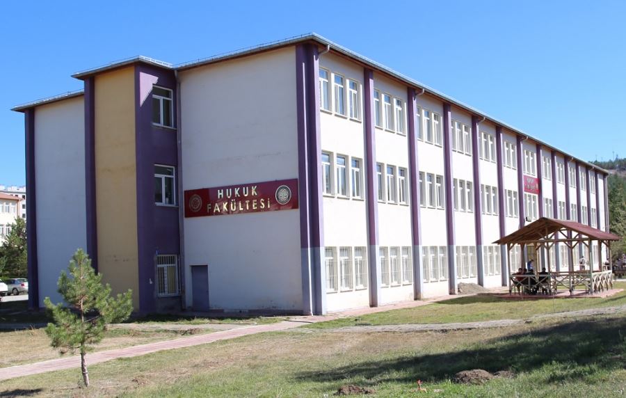 Hukuk Fakültesinde Hukuk Profesörü Yok
