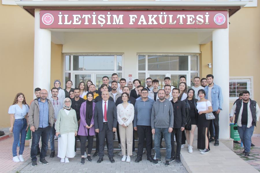  Gazetecilik Mesleğini Anlattı