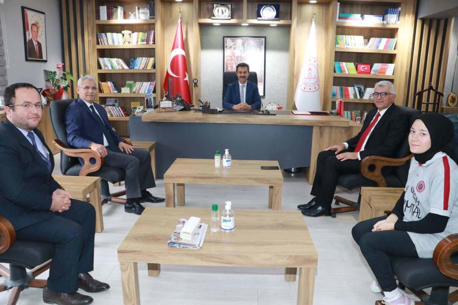 Teşekkür Belgesi Takdim Etti
