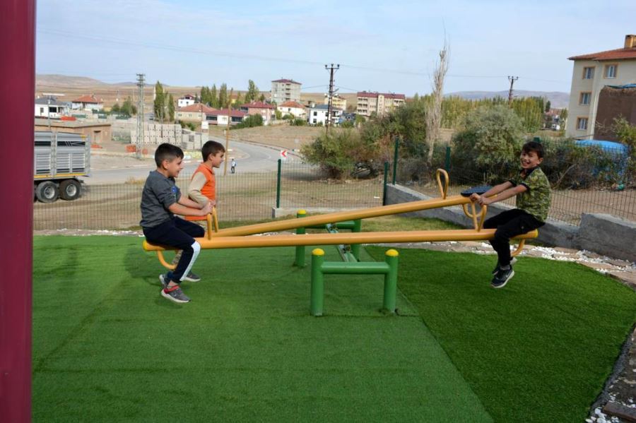 Çocukları Çok Seven Eşi İçin Memleketine Park Yaptırdı