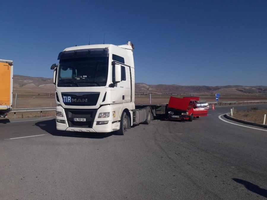 Otomobil İle Tır Çarpıştı 1