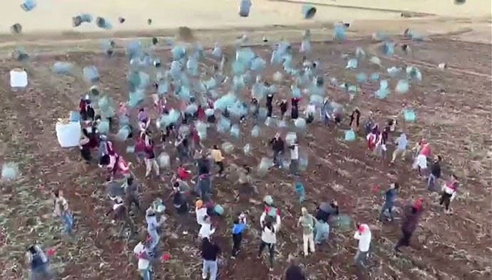 Sezonu Kapatan İşçiler Kovaları Fırlattı--Video