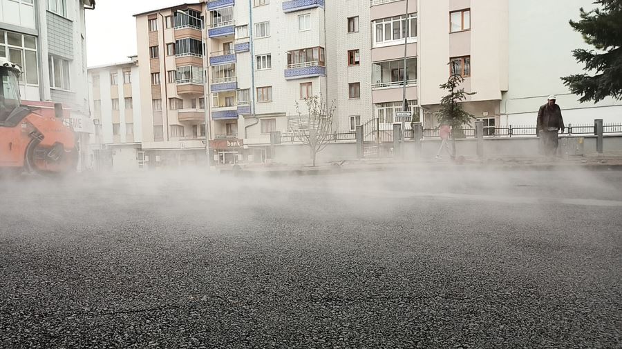 Soğukta Dökülen Asfalt Caddeyi Saunaya Dönüştürdü
