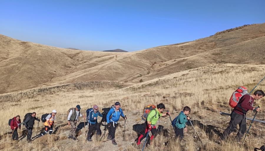 Sivas'ta Dağcılar Kızıldağ'ın Zirvesinde Ay Yıldızlı Bayrağı Göndere Çekti