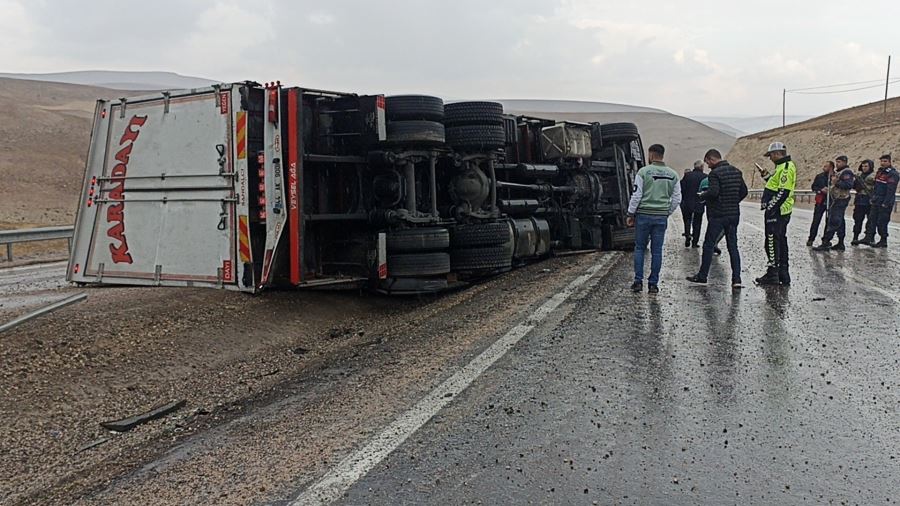Gürün'de Kamyon Devrildi: 1 Yaralı
