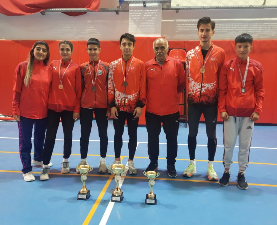 Sivaslı Atletler Derecelerle Döndü