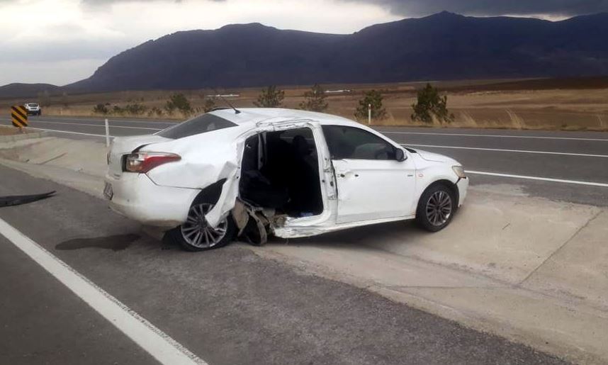 Sivas'ta Devrilen Otomobildeki 1 Kişi Öldü, 4 Kişi Yaralandı