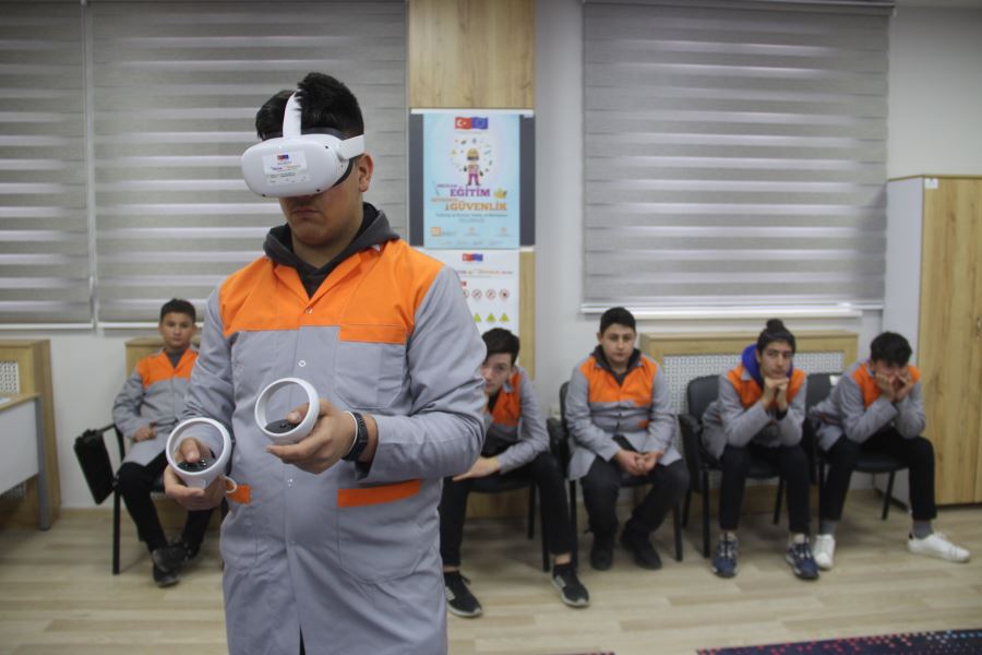 Bu Okulda Öğrenciler Sanal Evrende Eğitim Görüyor