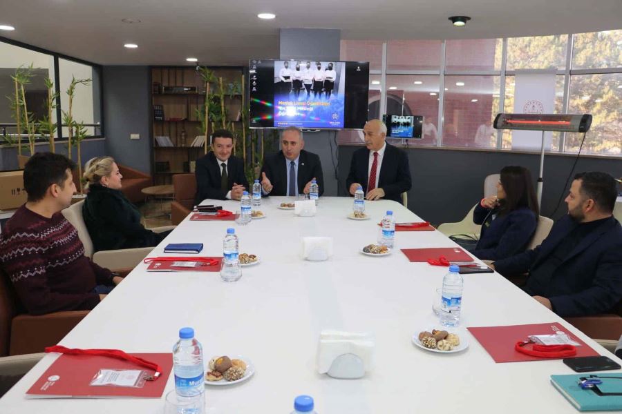 Çikolis Liselere Model Oluyor