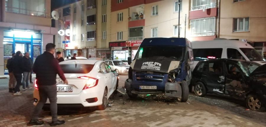 Kazada Araçta Sıkışan Sürücü İçin Ekipler Seferber Oldu--Video