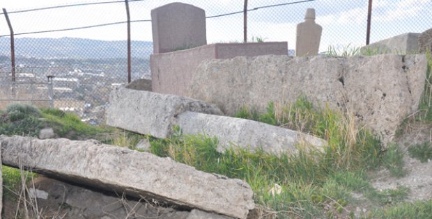 Tarihi mezarlar yok oluyor