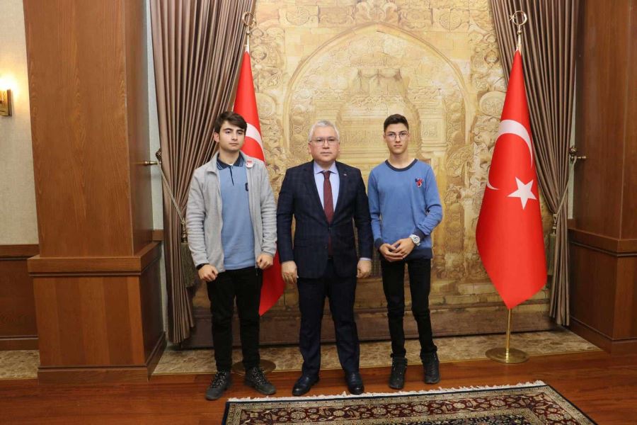 Altınla Ödüllendirdi