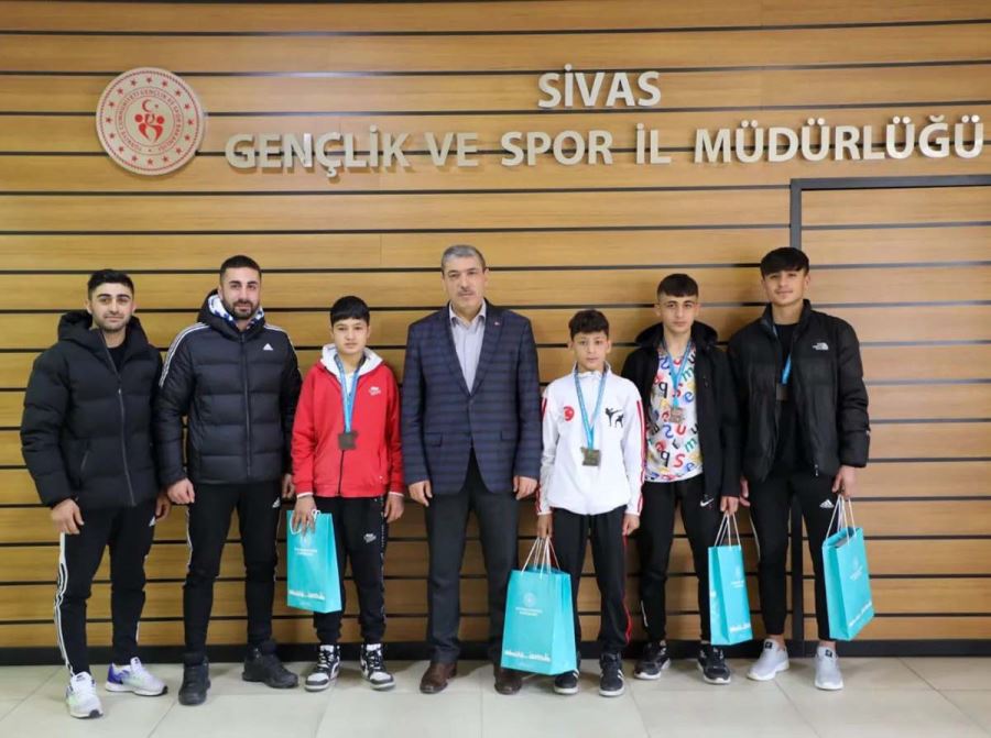 Müdür Tunç, Başarılı Sporcuları Ödüllendirdi