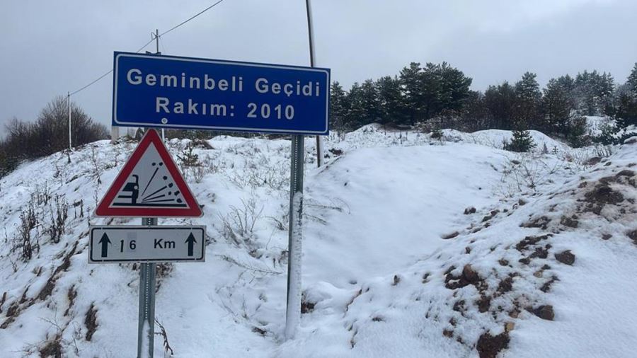 Geminbeli Geçidi'nde Kar Etkili Oldu--Video 