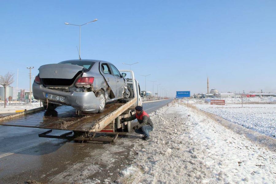   Buzlanma Kazalara Neden Oldu: 1 Ölü, 4 Kişi Yaralandı 