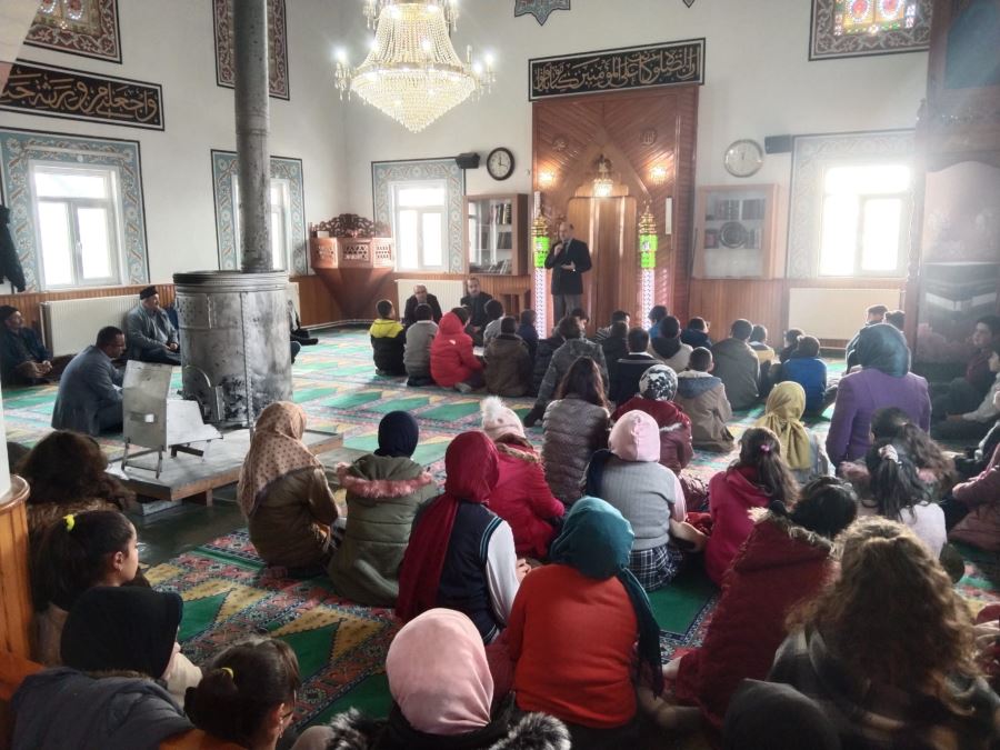 Camide İlahi Seslendirildi 