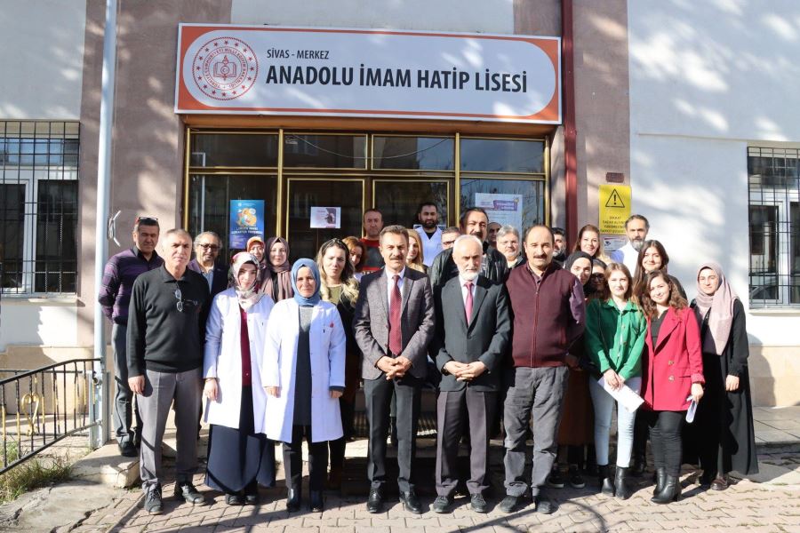 Öğrencilerle Kitap Okudu 