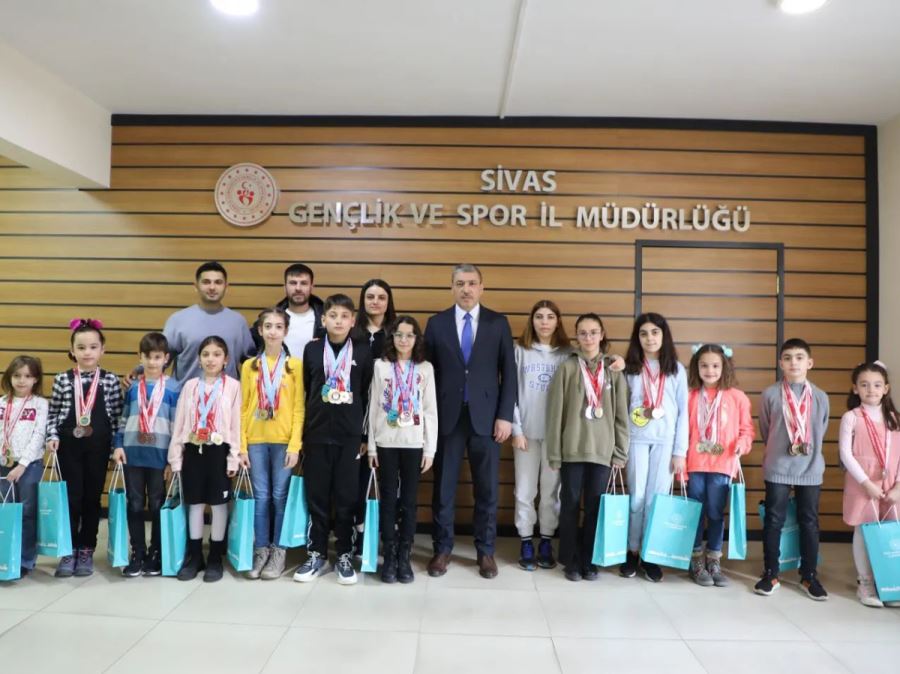 Dereceli Yüzücülerden Müdür Tunç