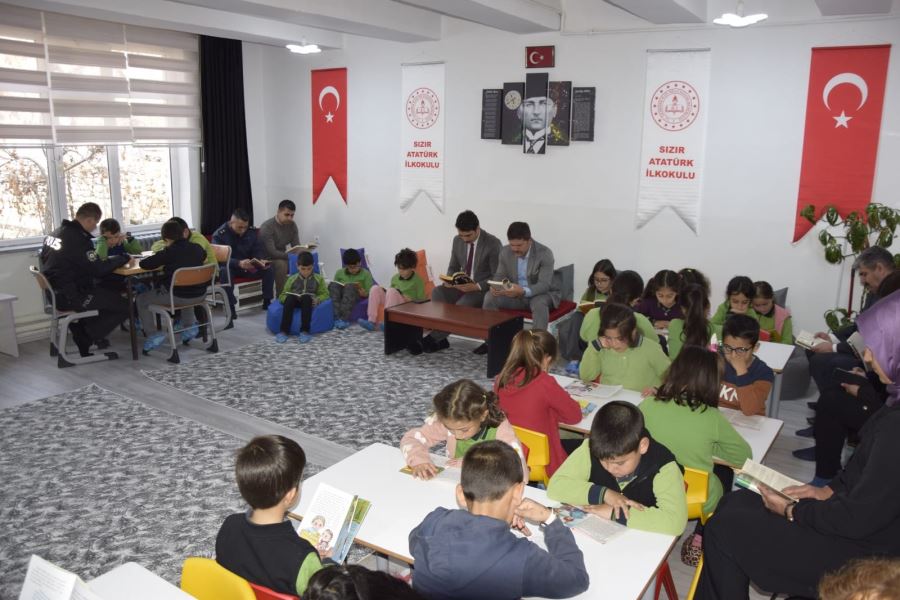 Öğrencilerle Kitap Okudu 