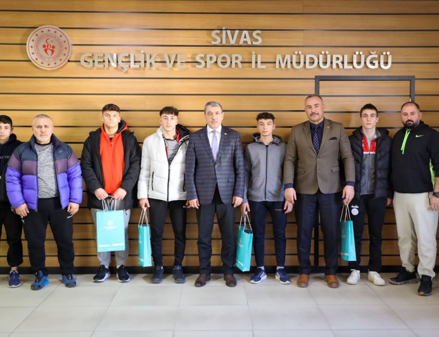 Başarılı Haltercileri Kutladı
