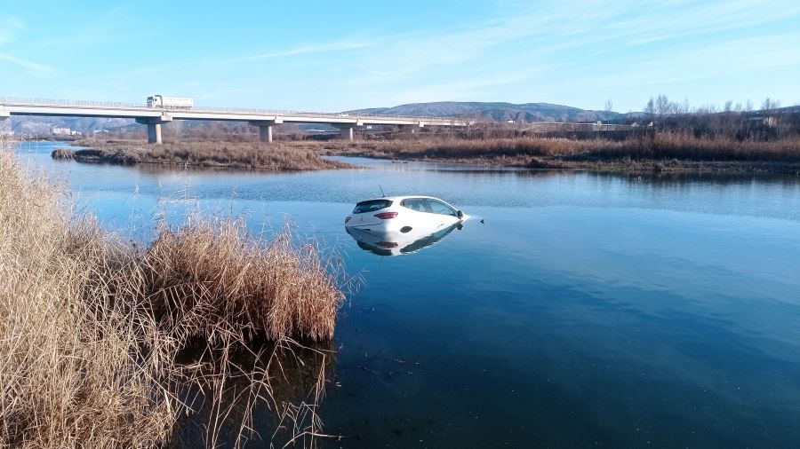 Otomobili Nehre Düşürdü