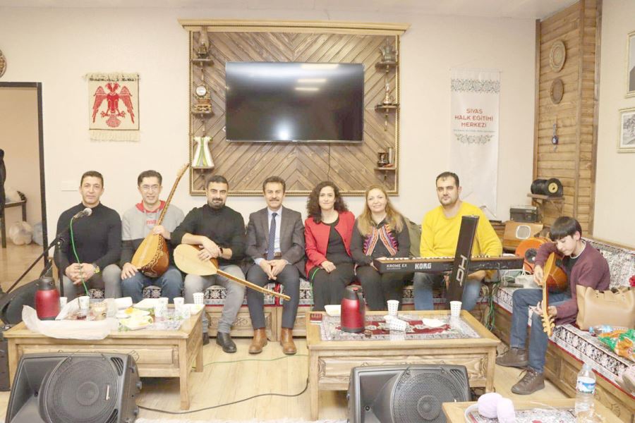 Türkü Söyleyip  Sohbet Ettiler 