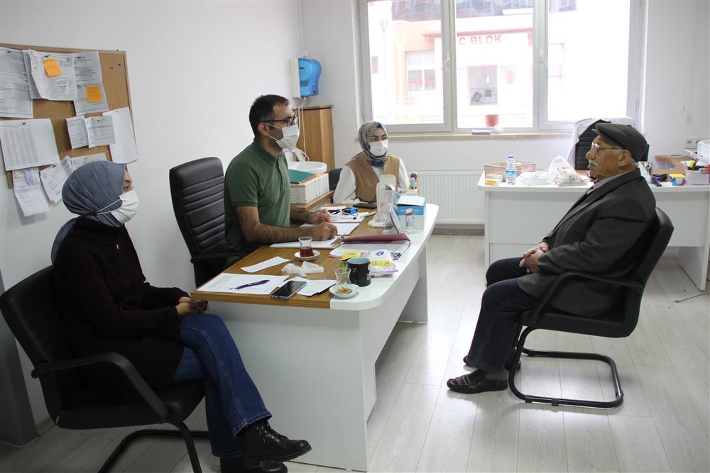 Yaşlıların İlaçları Gözden Geçiriliyor