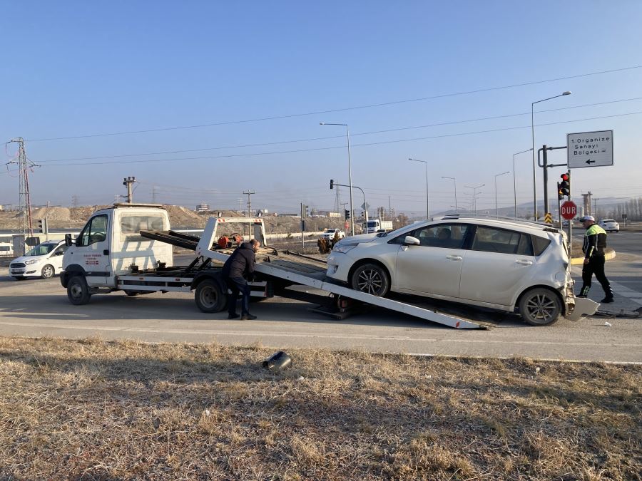 İşçi Minibüsü İle Otomobil Çarpıştı 3 yaralı --Video