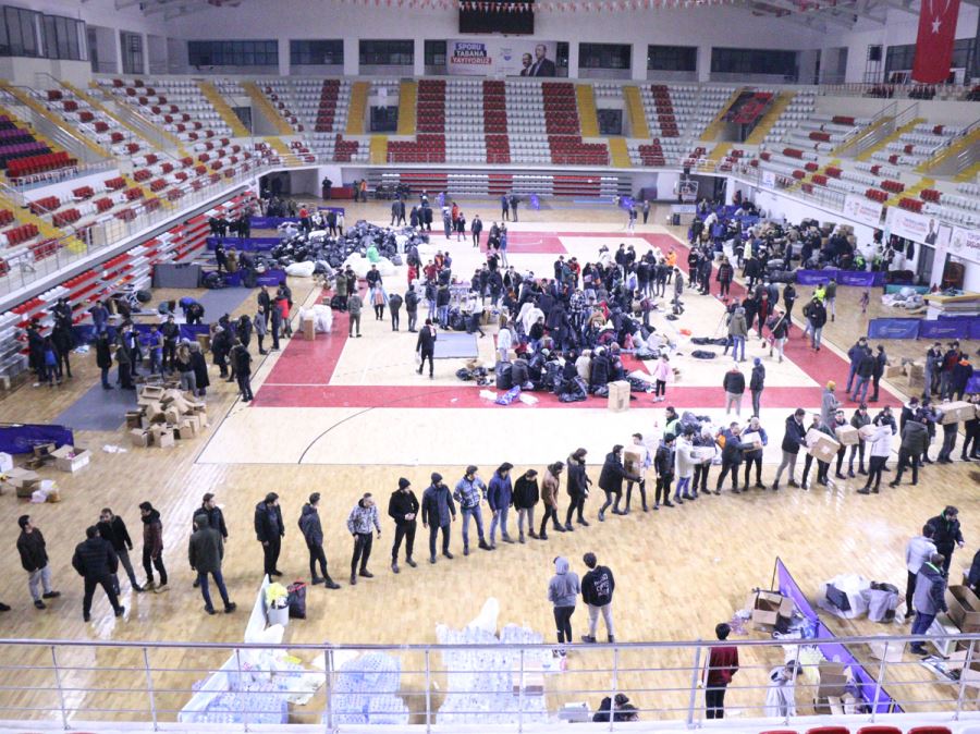 Taha Akgül Spor Salonu Yardımlarla Doldu Taştı
