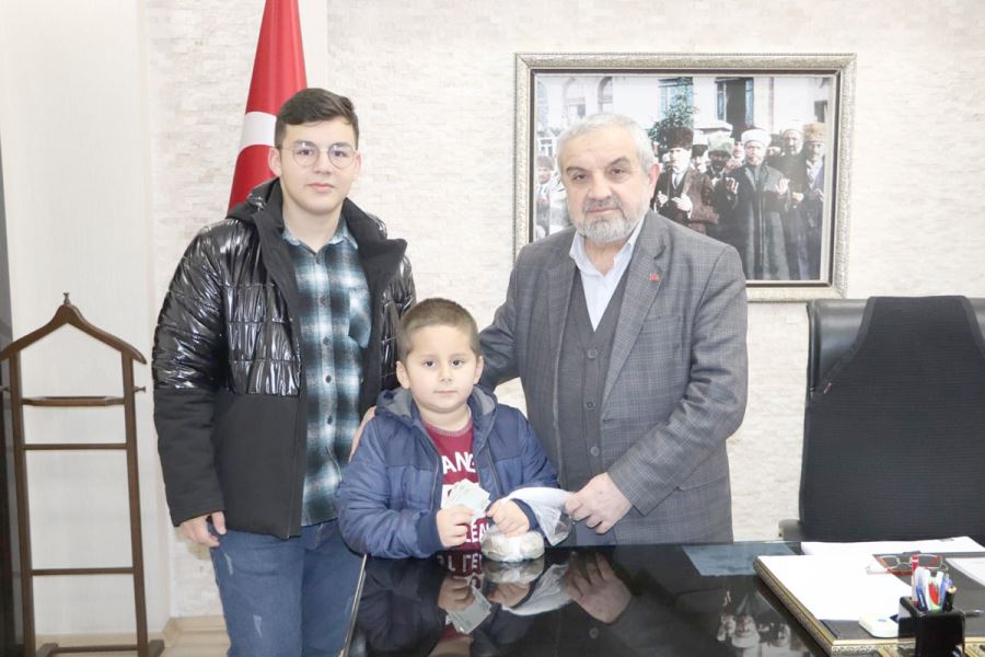 Kendi Küçük, Yüreği Büyük 