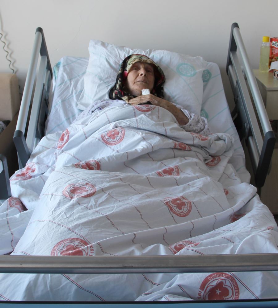 Depremzede Elif Nineyi Battaniyenin İçine Koyup Aşağıya İndirdiler