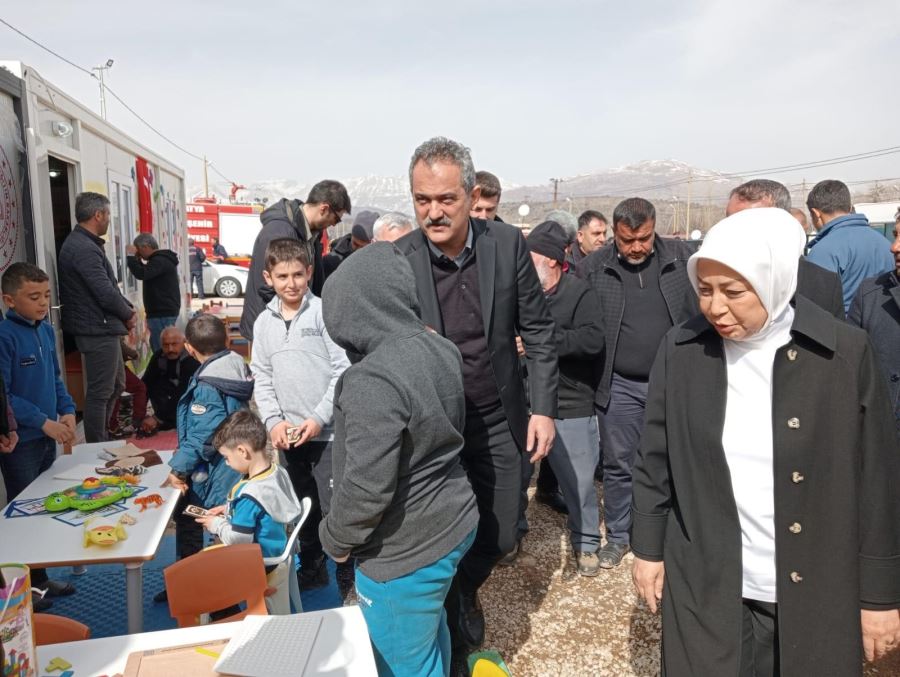 Depremzedeleri Ziyaret Ettiler 