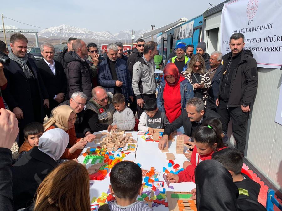 Depremzedeleri Yalnız Bırakmıyorlar
