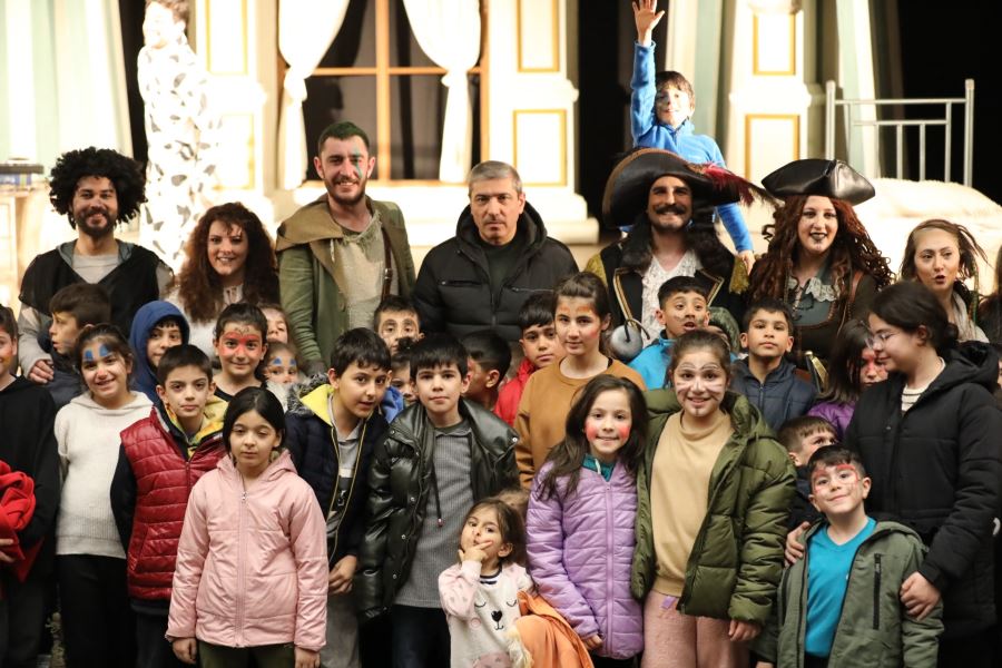 Depremzede Aileler Ve Çocuklar Tiyatro İle Moral Buldu --Video