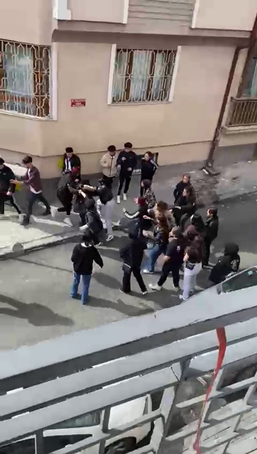 Kızların Meydan Savaşı, Saç Baş Birbirine Girdiler