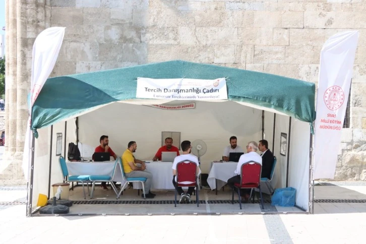 Tercih Danışmanlığı Çadırını Ziyaret Etti