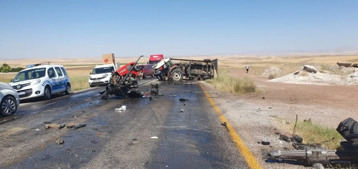 Kangal'daki Kazada Traktör İkiye Bölündü 
