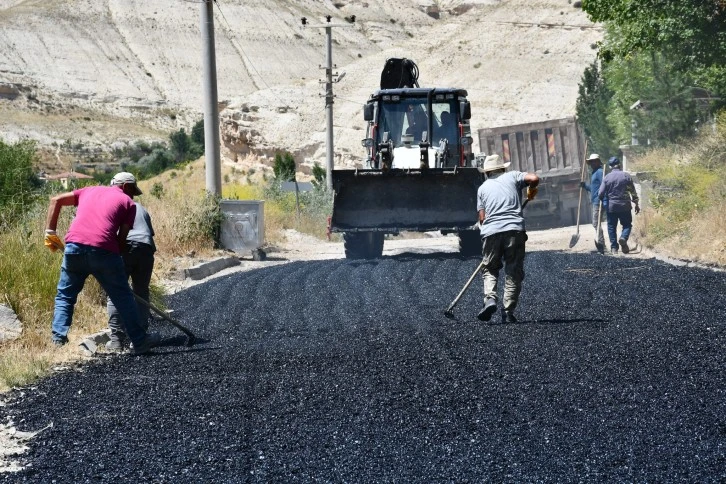 Yollar Sıcak Asfaltla Yenileniyor 