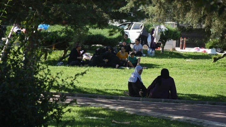 Deprem Korkusuyla Parkta Sabahladılar