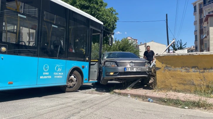 Halk Otobüsü Otomobille Çarpıştı 