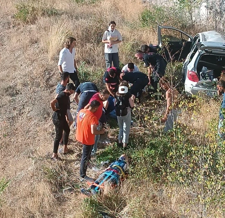 Otomobil Şarampole Yuvarlandı