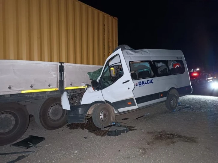 İşçi Servisi Tıra Ok Gibi Saplandı 