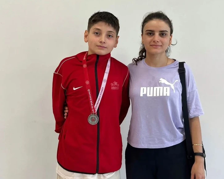 Emre, Madalyayla Döndü