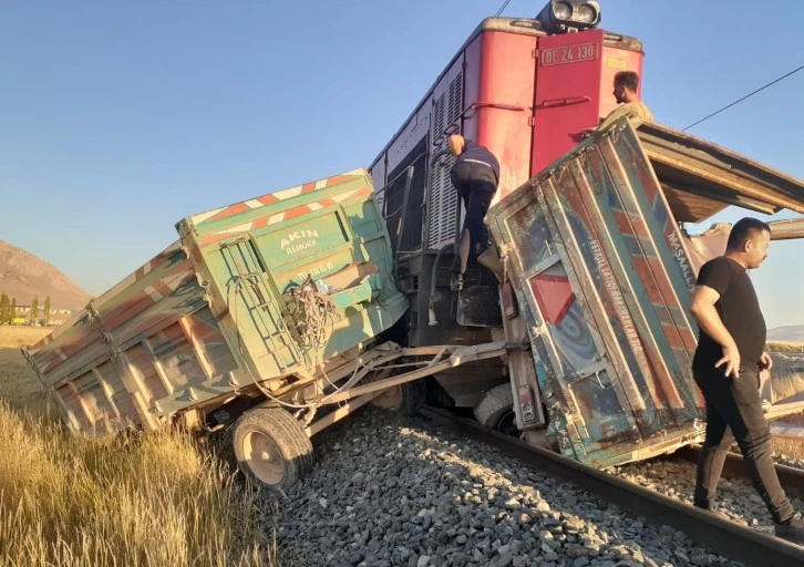 Tren Hemzemin Geçitte Traktöre Çarptı 