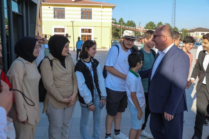 Sivaslı Öğrenciler Anıtkabir'i Gezdiler 