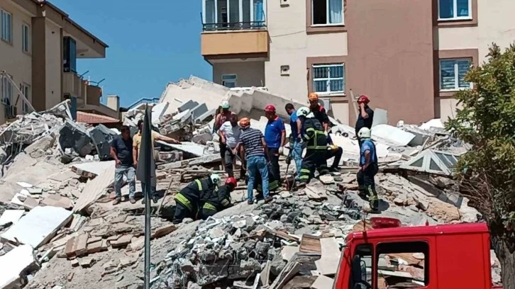 Hasarlı Bina Operatörün Üzerine Çöktü