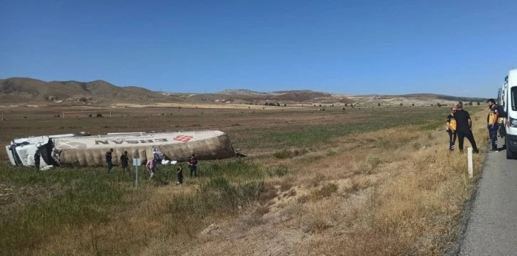 Sivas'ta Tır Devrildi  