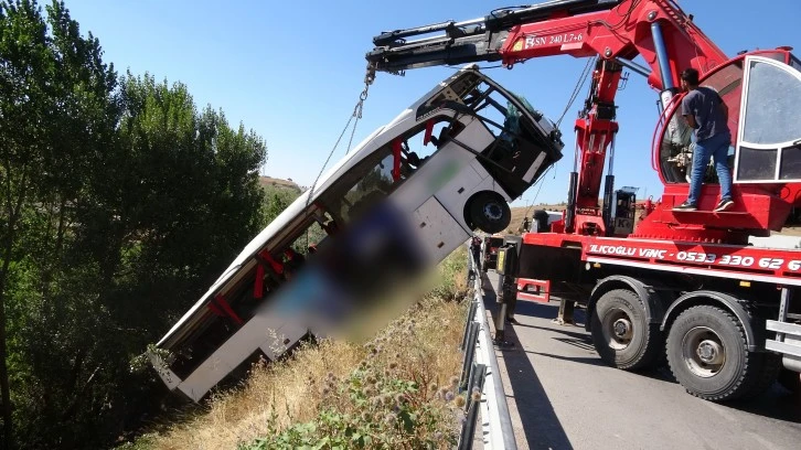 Otobüs Vinçle Çıkarıldı