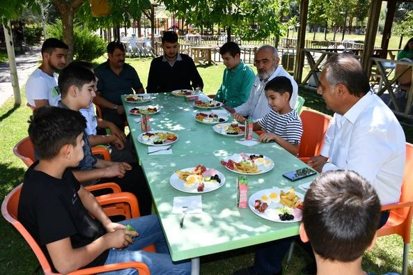 Çiftçi'den Öğrencilere Ayakkabı Hediyesi