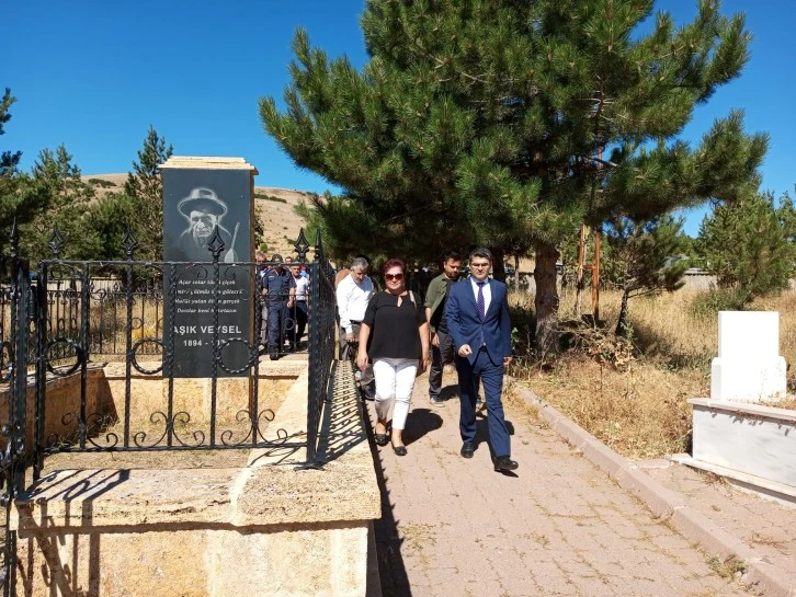 Mezarı Başında Anıldı